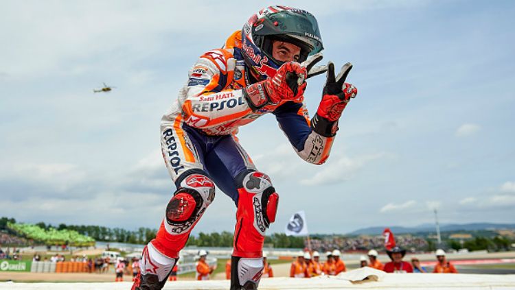 Marc Marquez saat merayakan keberhasilannya naik podium. Copyright: © Getty Images