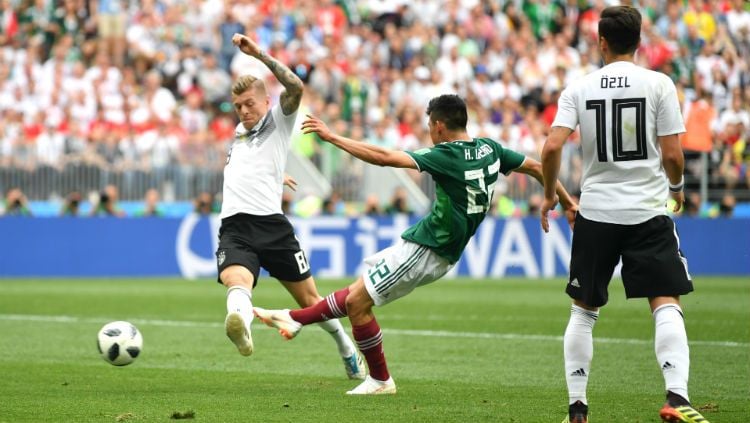 Hirving Lozano melepaskan tembakan kaki kanan yang menjadi gol pertama Meksiko ke gawang Jerman. Copyright: © Getty Images