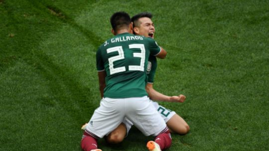 Hirving Lozano melakukan selebrasi usai mencetak gol ke gawang Jerman, Minggu (17/06/18). Copyright: © Getty Images