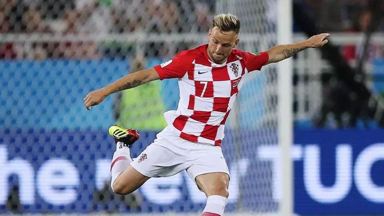 Aksi Ivan Rakitic di laga Kroasia vs Nigeria dalam Piala Dunia 2018. Copyright: © The Sun