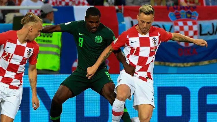 Ivan Rakitic berduel dengan pemain Nigeria. Copyright: © The Sun