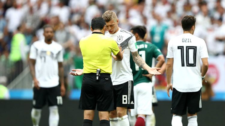 Toni Kroos tampak melakukan protes kepada wasit atas salah satu keputusan di laga Jerman vs Meksiko. Copyright: © fifa.com