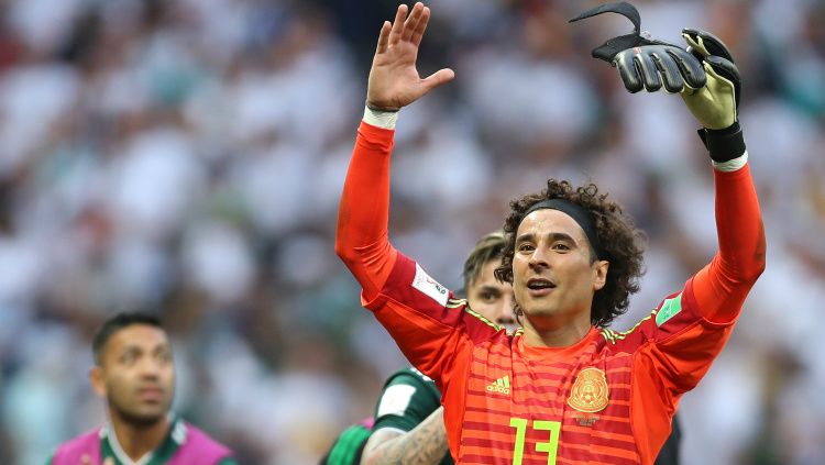 Kiper Meksiko, Guillermo Ochoa usai pertandingan Jerman vs Meksiko, Minggu (17/06/18). Copyright: © Getty Images