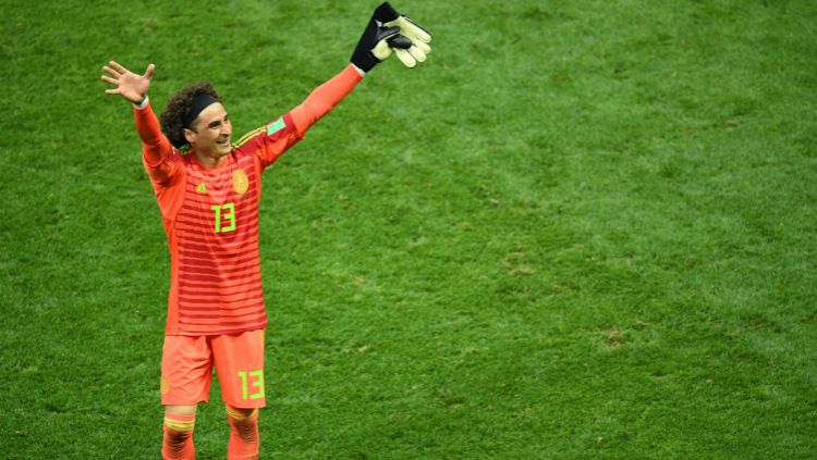 Guillermo Ochoa melakukan selebrasi usai laga perdana Grup F Piala Dunia 2018, Jerman vs Meksiko, Minggu (17/06/18). Copyright: © Getty Images