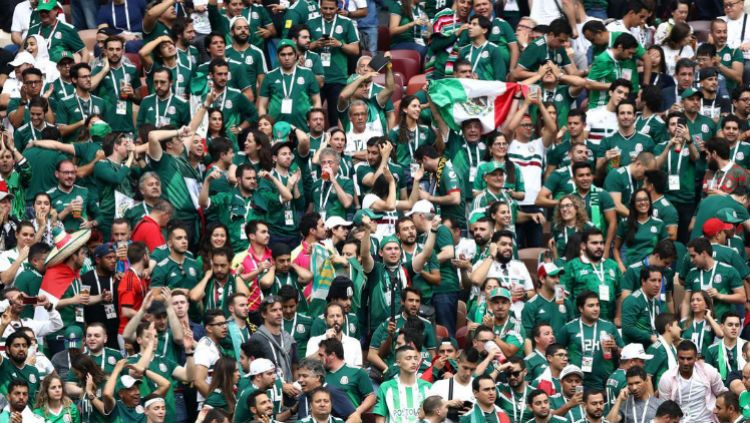 Fans Meksiko saat rayakan gol negaranya ke gawang Jerman, Minggu (17/06/18). Copyright: © news.sky.com