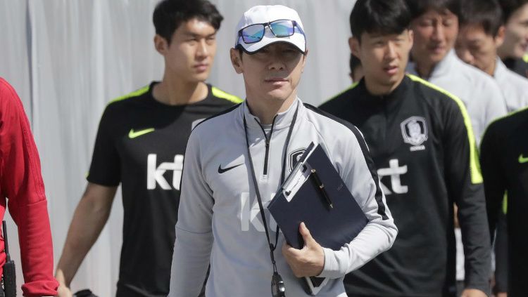 Pelatih Timnas Korea Selatan, Shin Tae-yong dalam sesi latihan jelang kontra Swedia di Grup F Piala Dunia 2018, Senin (18/06/18). Copyright: © whkradio.com