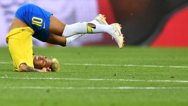 Neymar yang terjatuh usai berjibaku dengan pemain Swiss di Piala Dunia 2018. Copyright: © Getty Images