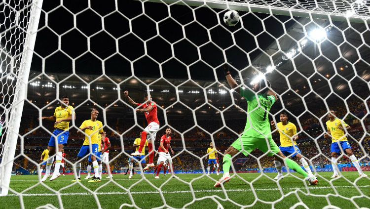 Momen ketika Steven Zuber membobol gawang Brasil di Piala Dunia 2018. Copyright: © Getty Images