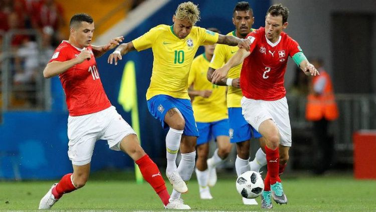 Neymar ketika berhadapan dengan Granit Xhaka dan Stephan Lichtsteiner di Piala Dunia 2018. Copyright: © Getty Images