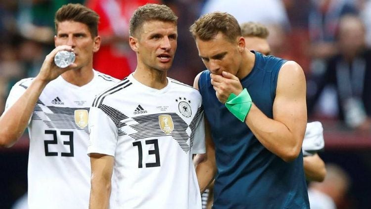 Mario Gomez, Thomas Muller, dan Manuel Neuer tampak lesu usai laga melawan Meksiko di Piala Dunia 2018. Copyright: © Getty Images