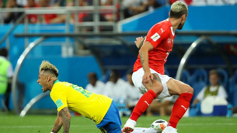 Neymar dilanggar oleh Velon Behrami di Piala Dunia 2018. Copyright: © Getty Images