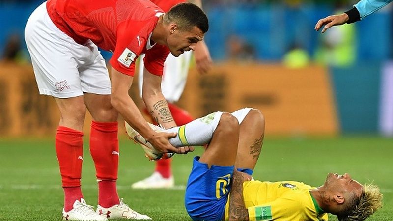 Neymar dilanggar oleh Granit Xhaka di Piala Dunia 2018. Copyright: © Getty Images