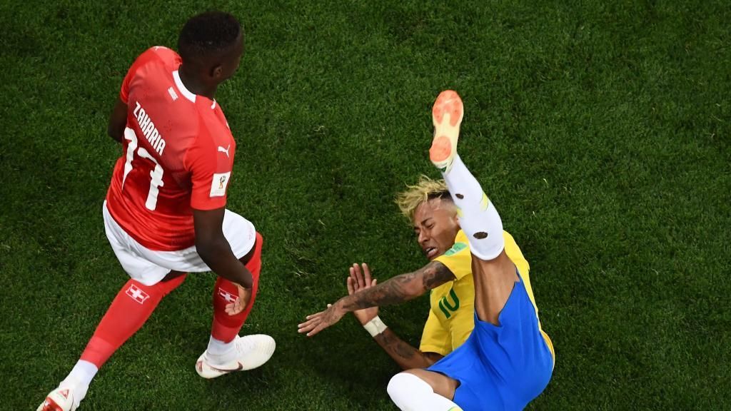 Neymar dilanggar oleh Zakaria di Piala Dunia 2018. Copyright: © Getty Images
