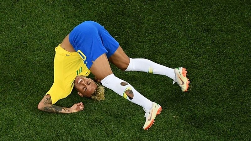 Neymar terjatuh di laga melawan Swiss dalam kejuaraan Piala Dunia 2018. Copyright: © Getty Images