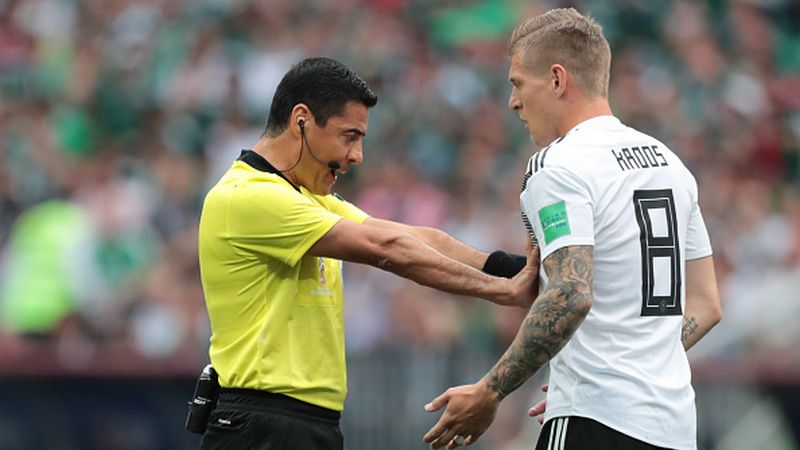 Alireza Faghani saat mendorong Toni Kroos untuk menjauh darinya. Copyright: © Getty Images