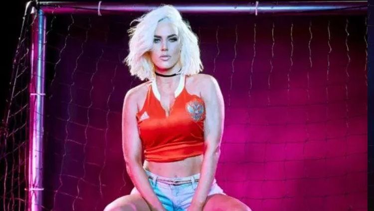 Pegulat WWE cantik, Lana, yang berpose seksi menggunakan jersey Rusia Copyright: &copy; The Sun