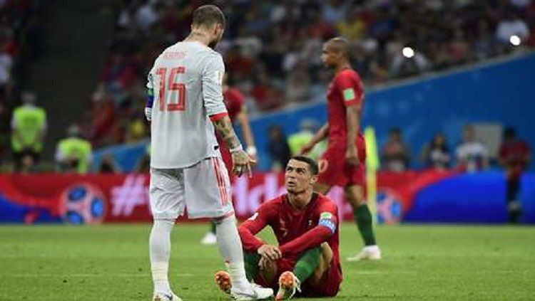 Ronaldo di hadapan Sergio Ramos dalam laga Portugal vs Spanyol. Copyright: © Marca