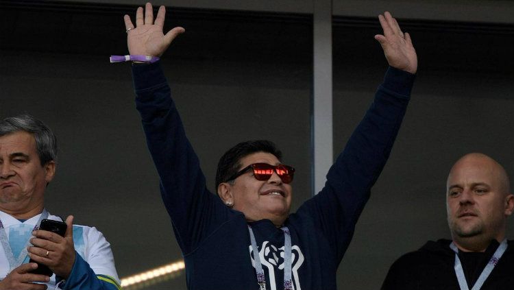 Diego Maradona menyapa penonton di tribune VIP laga Argentina vs Islandia di Piala Dunia 2018. Copyright: © Getty Images