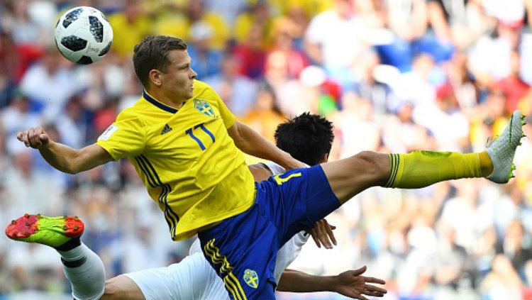 Viktor Claesson dan Koo Ja-cheol memperebutkan bola udara di laga Piala Dunia 2018. Copyright: © Getty Images