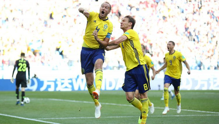 Andreas Granqvist dan Albin Ekdal merayakan gol Swedia yang lahir dari titik penalti di Piala Dunia 2018. Copyright: © Getty Images