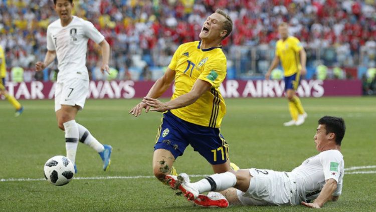 Viktor Claesson dilanggar oleh Minwoo Kim di kotak penalti di laga Piala Dunia 2018. Copyright: © Getty Images