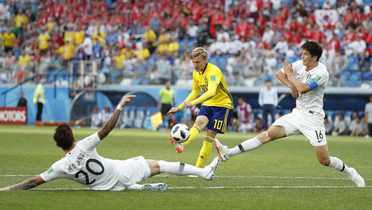 Hyunsoo Jang (kiri), Emil Forsberg (tengah), dan Wooyoung Jung (kanan) di laga Piala Dunia 2018. Copyright: © Getty Images