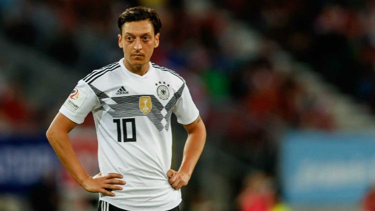 Mesut Ozil dalam laga perdana Grup F, Jerman vs Meksiko, Minggu (17/06/18). Copyright: © twitter.com