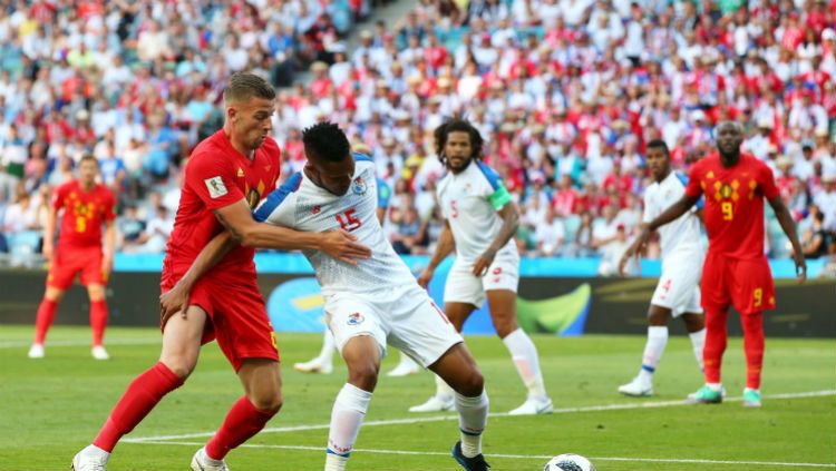 Pemain Panama (putih) berusaha menahan bola dari pemai Belgia.  Copyright: © fifa.com
