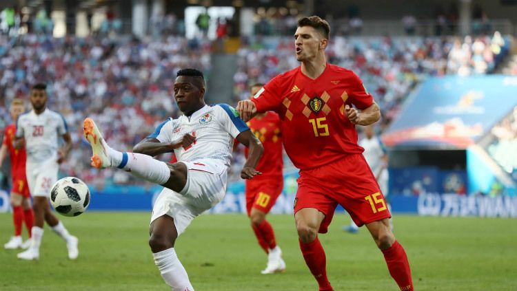 Thomas Meunier menjaga pergerakan salah satu pemain Panama, Senin (18/06/18). Copyright: © fifa.com