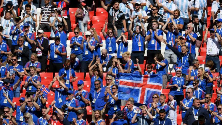 Fans Islandia saat menyaksikan laga Argentina vs Islandia di Piala Dunia 2018, Sabtu (16/06/18), Stadion Spartak, Moscow. Copyright: © fifa.com