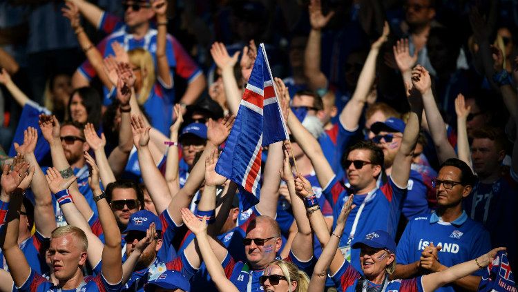 Fans Islandia saat menyaksikan laga Argentina vs Islandia di Piala Dunia 2018, Sabtu (16/06/18), Stadion Spartak, Moscow. Copyright: © fifa.com