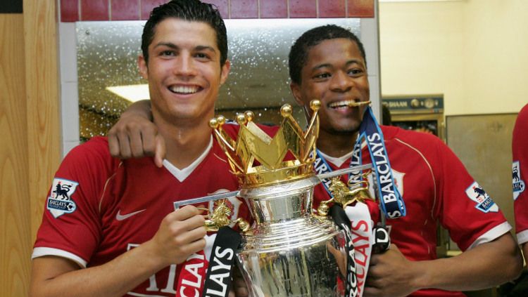 Cristiano Ronaldo dan Patrice Evra merayakan trofi Liga Primer Inggris musim 2006/07 di ruang ganti di Old Trafford. Copyright: © metro.co.uk