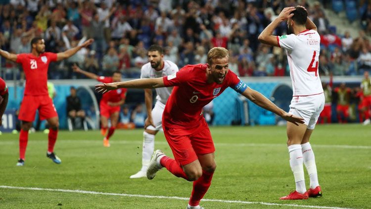 Selebrasi Harry Kane setelah mencetak gol ke gawang Tunisia di Piala Dunia 2018. Copyright: © Twitter @Squawka