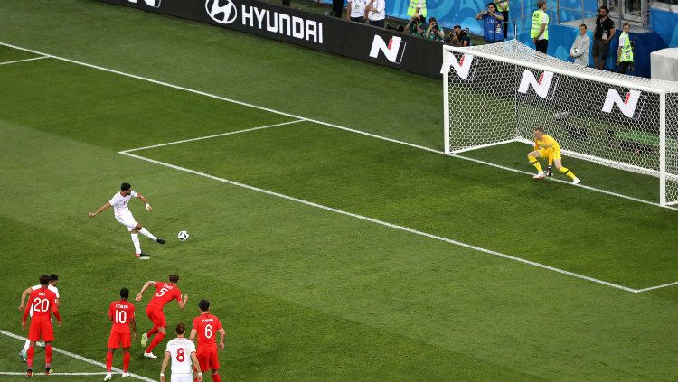 Jordan Pickford gagal mengantisipasi tendangan penalti penggawa Timnas Tunisia, Ferjani Sassi, Selasa (19/06/18). Copyright: © fifa.com