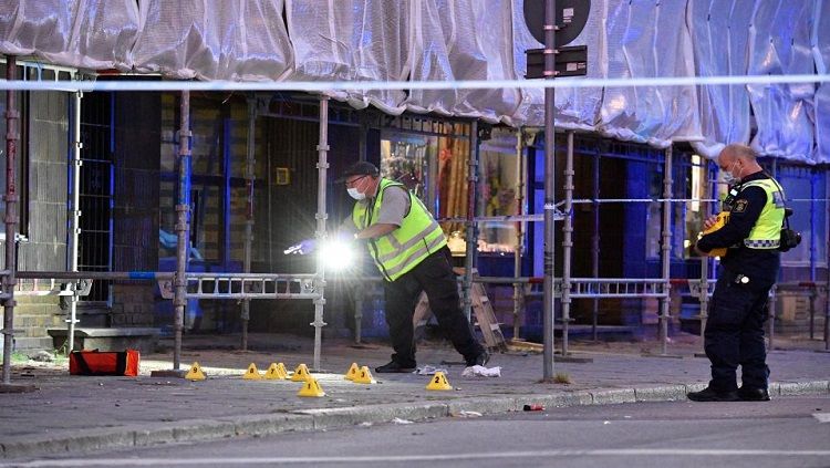 Polisi sedang mengamankan jalanan di sekitar tempat kejadian. Copyright: © The Sun