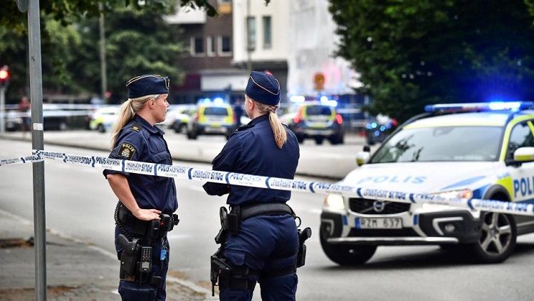 Dua polisi wanita sedang berjaga di sekitar lokasi kejadian. Copyright: © The Sun