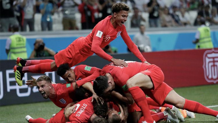 Kegembiraan Timnas Inggris ketika Harry Kane berhasil cetak gol ke gawang Tunisia Copyright: © Twitter
