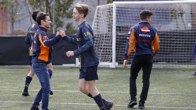 Dua pembalap MotoGP Repsol Honda ikut serta dalam latihan sepakbola usia muda. Copyright: © Honda Repsol