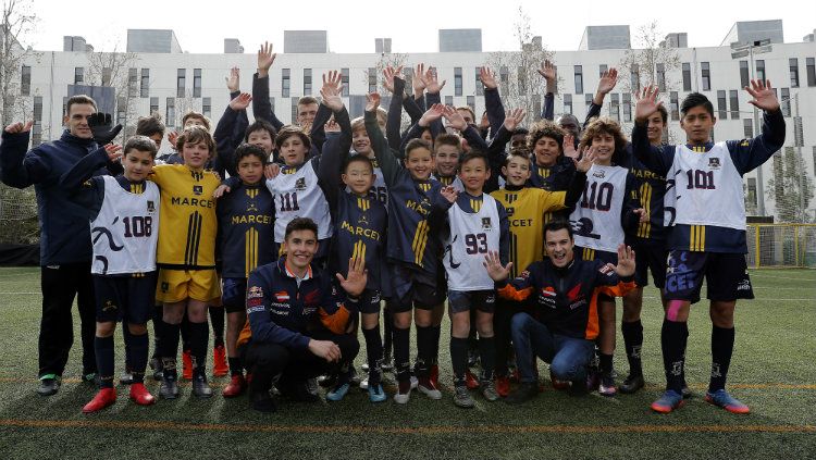 Dua pembalap MotoGP Repsol Honda ikut serta dalam latihan sepakbola usia muda. Copyright: © Honda Repsol