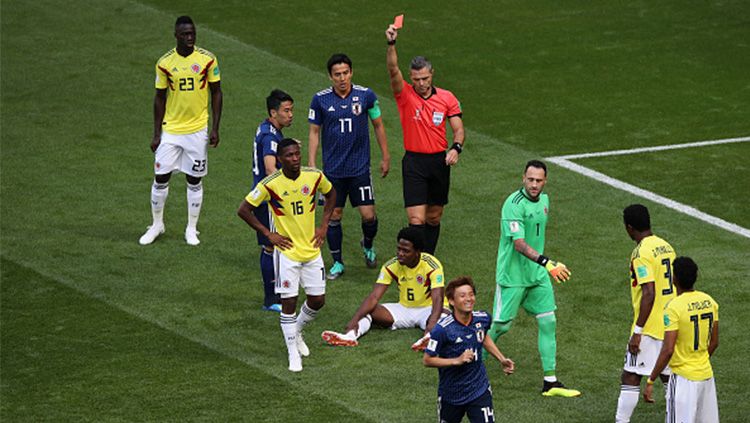 Kartu merah untuk pemain Kolombia saat laga kontra Jepang.  Copyright: © Getty Images