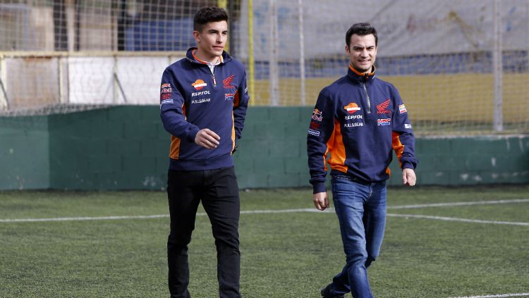 Reunian dengan Marc Marquez di FP2 MotoGP Spanyol, Dani Pedrosa Jadi Tukang Ojek Dadakan. Copyright: © Getty Images