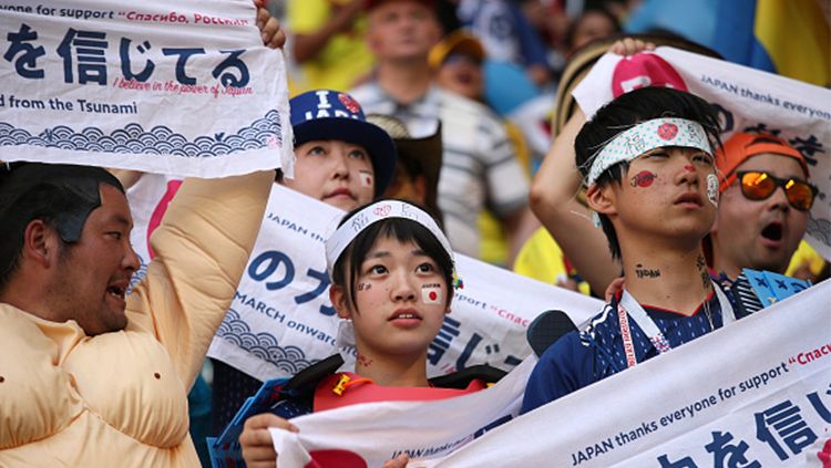 Para suporter Jepang yang unik saat di stadion.  Copyright: © Getty Images