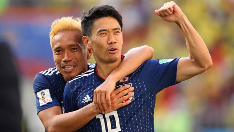 Selebrasi Shini Kagawa usai cetak gol melawan Kolombia.  Copyright: © Getty Images