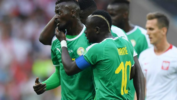 Idrissa Gueye dan Sadio Mane merayakan gol bunuh diri Polandia dalam Grup H Piala Dunia 2018. Copyright: © fifa.com