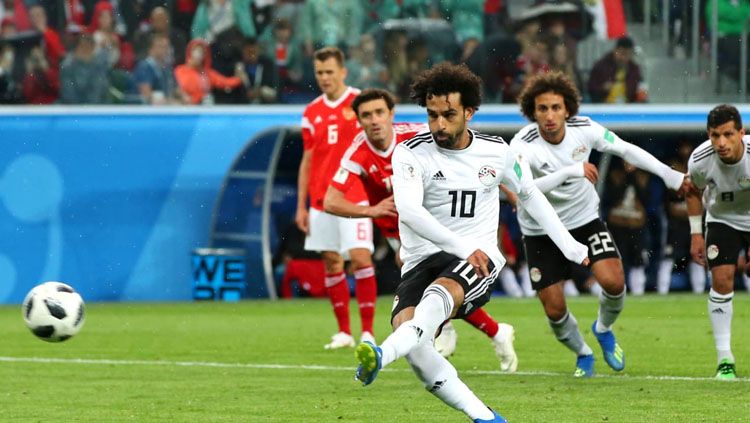 Gol penalti Mohamed Salah ke gawang Rusia di Piala Dunia 2018. Copyright: © FIFA.com