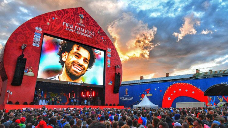 Suasana nonton bareng Piala Dunia 2018 antara Rusia vs Mesir di luar stadion Saint Petersburg. Copyright: © FIFA.com