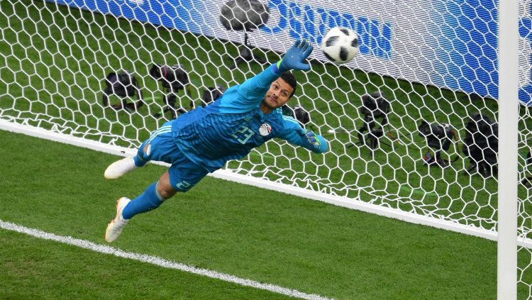 Kiper Mesir Mohamed El-Shenawy berusaha menepis bola di Piala Dunia 2018. Copyright: © Getty Images