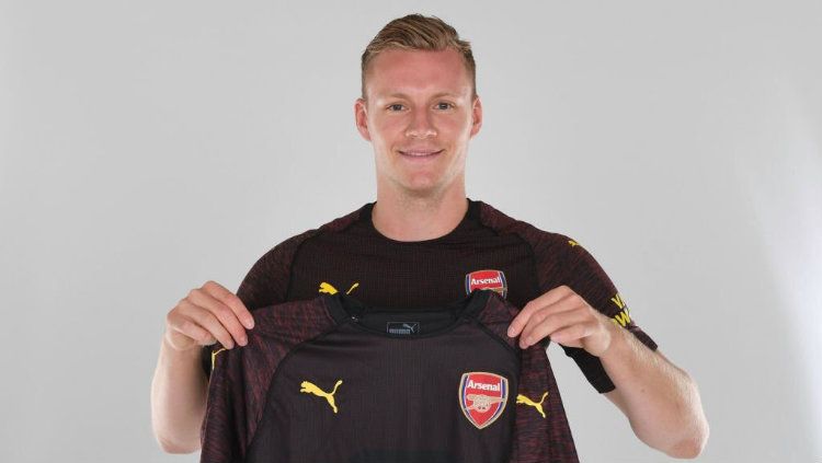 Kiper anyar Arsenal Bernd Leno saat diperkenalkan publik. Copyright: © Getty Images