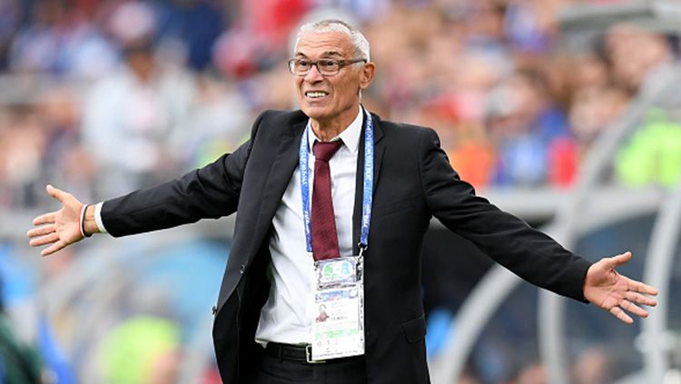 Pelatih Timnas Mesir, Hector Cuper, saat memberikan instruksi di pinggir lapangan. Copyright: © Getty Images