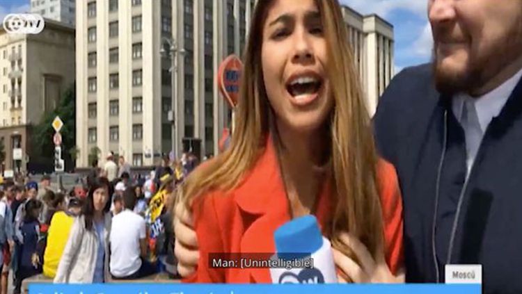 Reporter Piala Dunia 2018 asal Kolombia, Julieth Gonzalez, mendapatkan pelecehan saat melaporkan berita. Copyright: © Mirror